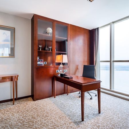 Crowne Plaza Zhenjiang By Ihg Hotell Exteriör bild