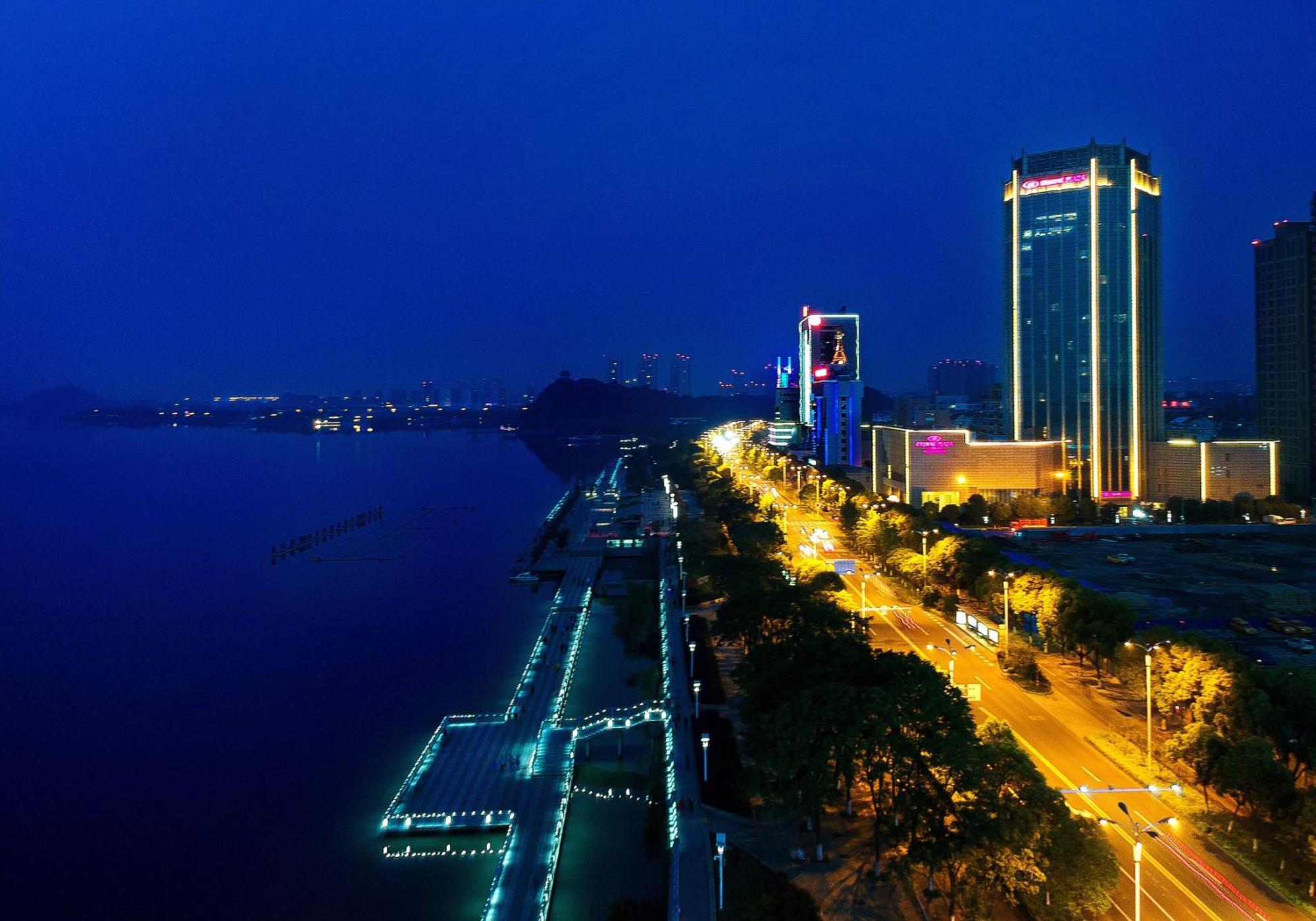 Crowne Plaza Zhenjiang By Ihg Hotell Exteriör bild