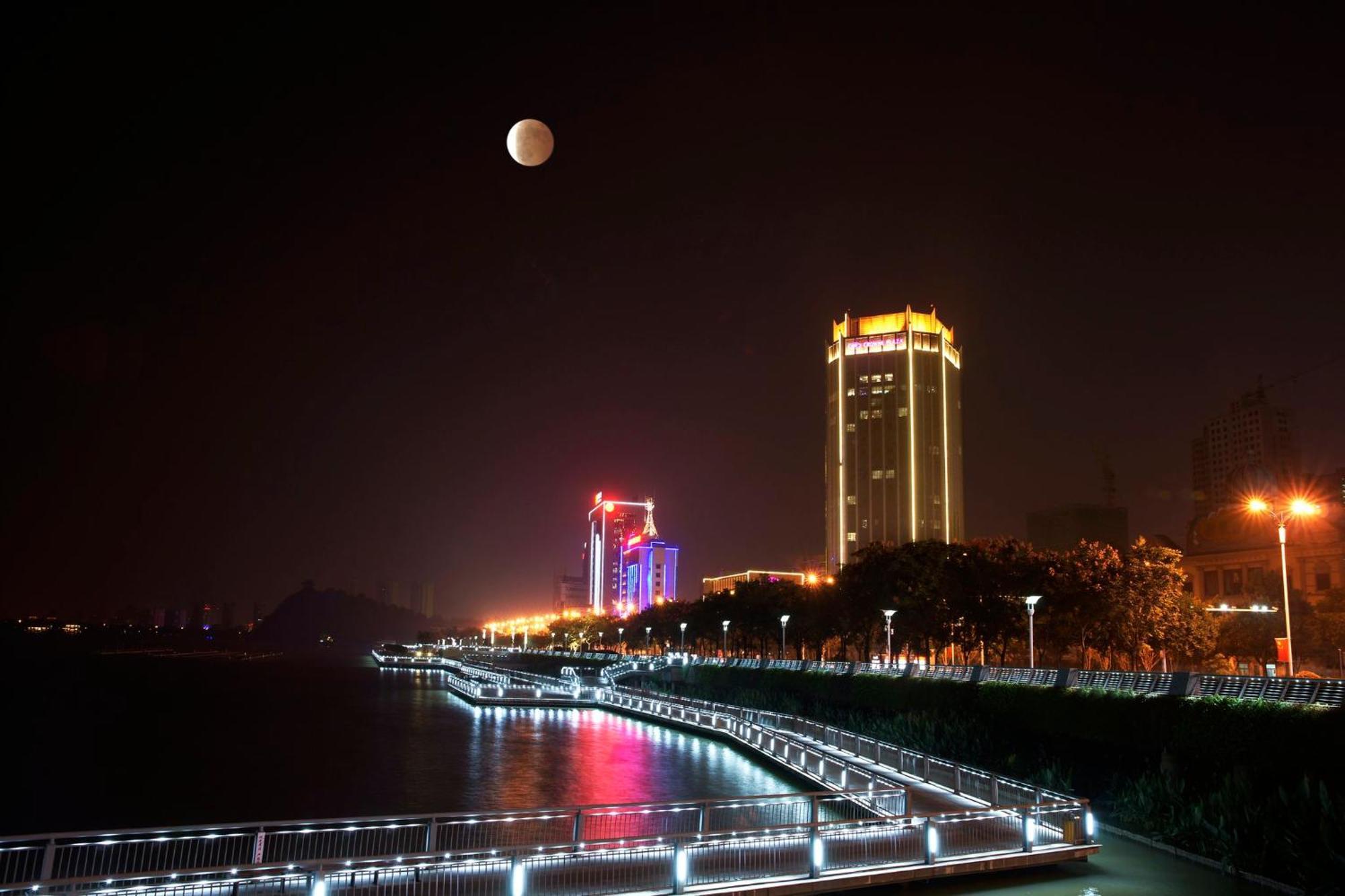 Crowne Plaza Zhenjiang By Ihg Hotell Exteriör bild